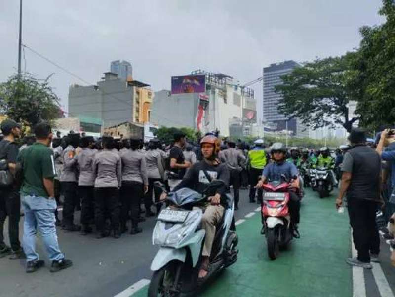 Massa mulai dekati Bundaran HI, ini 8 tuntutan aksi demo BEM UI 