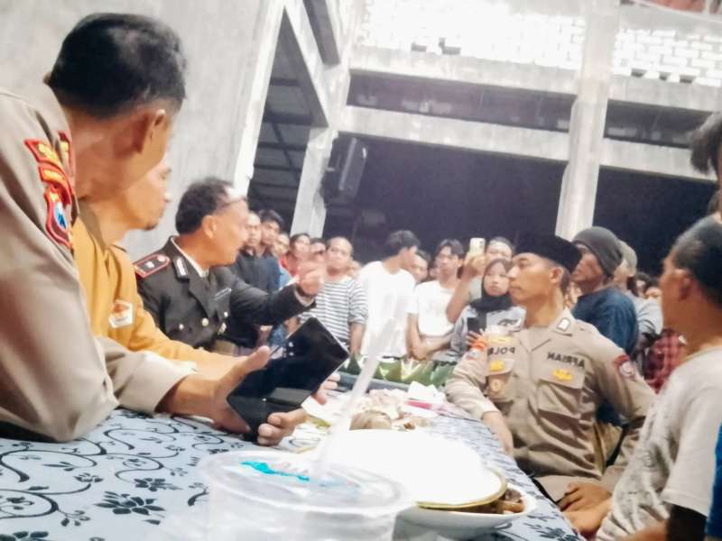 Dihajar massa akibat peras warga, 2 oknum polisi Gresik diperiksa Propam