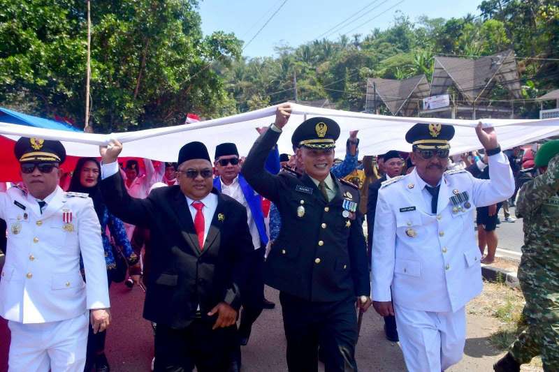Ketua DPRD Sukabumi Dampingi Bupati dalam Pembentangan Bendera Merah Putih 300 Meter di Karanghawu