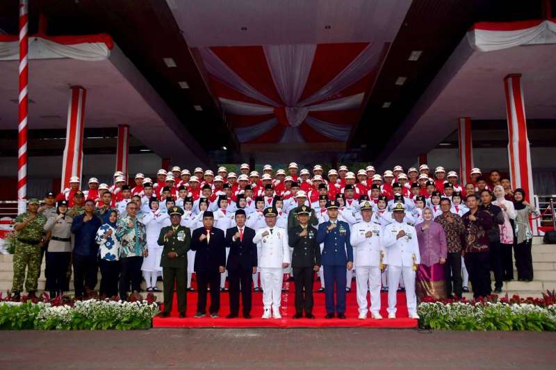 Upacara Penurunan Bendera HUT ke-81 RI di Sukabumi Berlangsung Khidmat