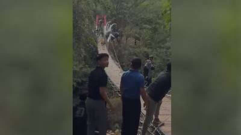 Akibat jembatan ambruk saat diresmikan, Bupati Pangandaran lemas dan diinfus
