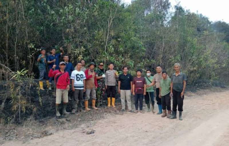 Warga Tanjung Rambang Padamkan Karhutla, Lurah Bersama TNI-Polri dan Masyarakat Bergerak Cepat