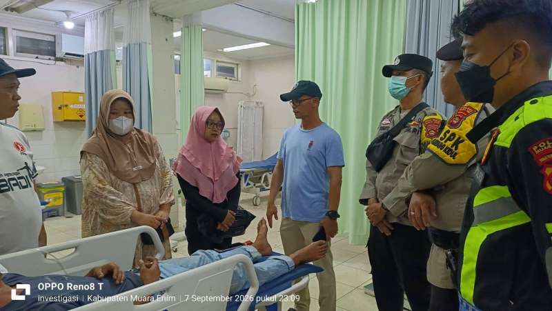 Aksi Sigap Ketua DPRD Muara Enim Deddy Arianto Sutopo, S.Pd Evakuasi Korban Laka Lantas di Depan PLTU Tanjung Enim