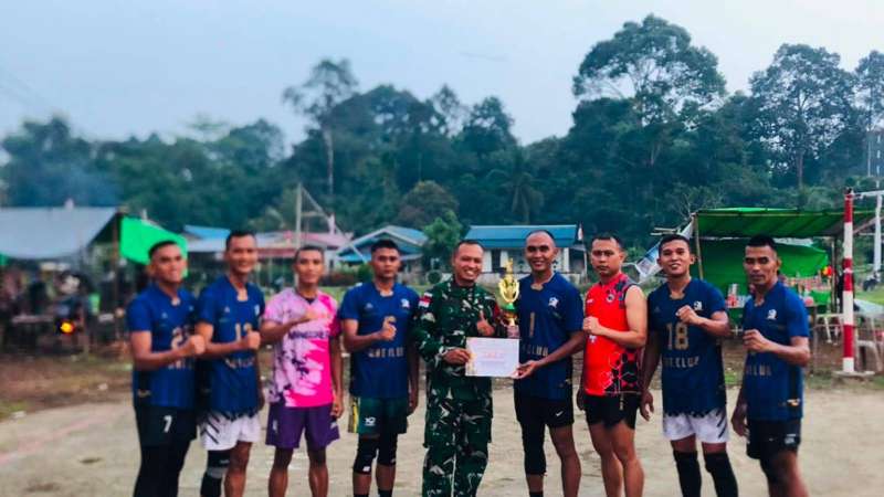 Raih Juara 2, Pos Langau 2 Satgas Yonarmed 13/Nanggala Meriahkan Turnamen Bola Voli HUT Ke-81 RI di Desa Puring Kencana