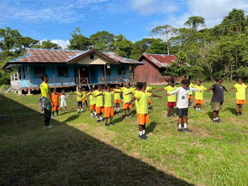 Satgas Yonif 645 GTY Pos Muara Nawa Melaksanakan Kegiatan Belajar dan Olahraga Bersama di SD Muara Nawa