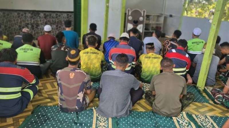Pererat Toleransi Beragama, Satgas Pamtas Kewilayahan Gelar Komsos Bersama Warga dan Masyarakat Beragama Muslim di Desa Ampera