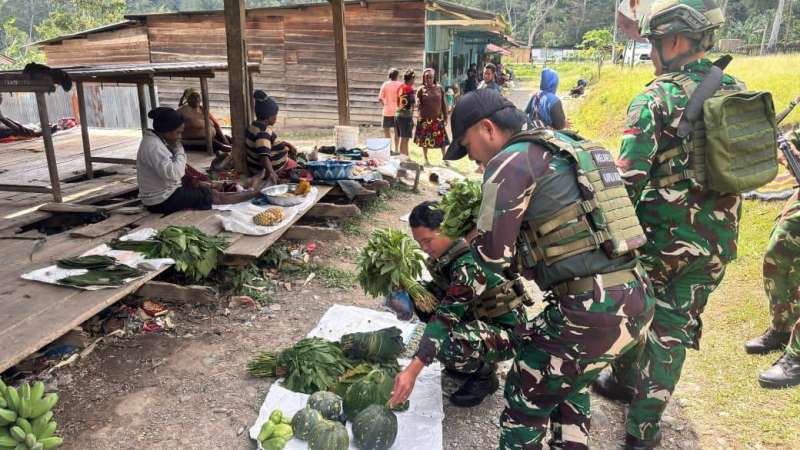 Ukir Senyum Mama-Mama Papua, Satgas Yonif 645/GTY Beli Hasil Bumi di Distrik Kelila