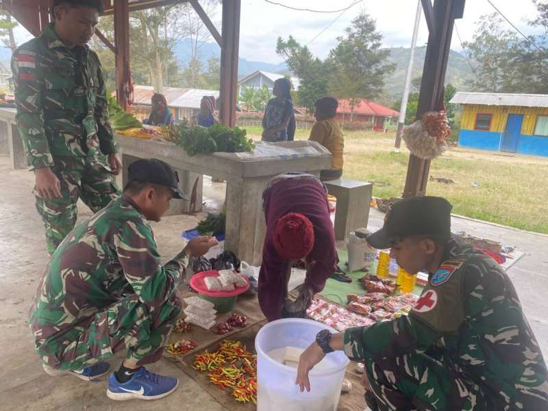 Personel Pos Bolake Bantu Perekonomian Masyarakat Dengan Memborong Hasil Tani