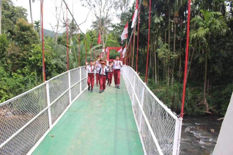 Perbaikan Jembatan Gantung Batangtura Rampung, Warga Gunung Manumpak Kini Lebih Mudah Beraktivitas