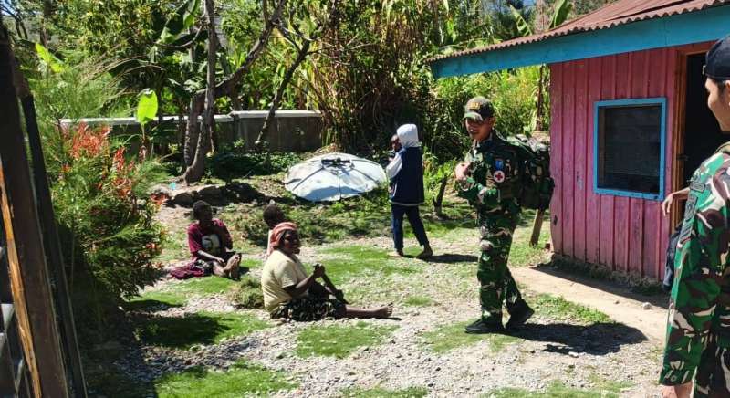 Pelayanan Kesehatan dan Anjangsana, Personel Pos Walesi Dengarkan Keluh Kesah Warga