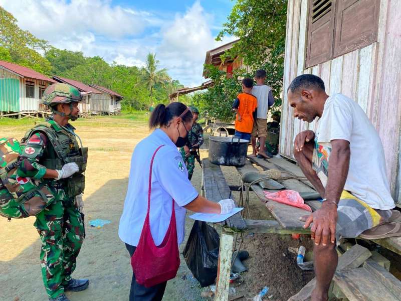 Satgas Yonif 645 GTY Pos Muara Nawa Laksanakan Kegiatan Yankes Ke Rumah Masyarakat Bersama Puskesmas Airu