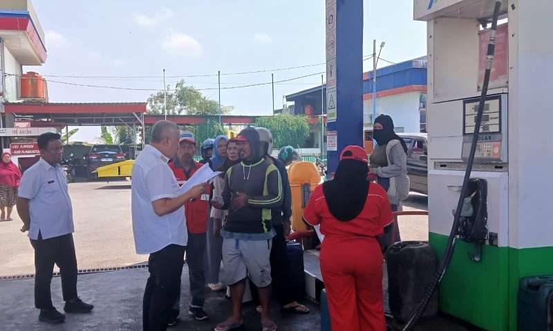 Pinrang Terapkan Sistem Ganjil-Genap Pengisian BBM Subsidi, Bupati Irwan Hamid Turun Langsung Pantau di SPBU