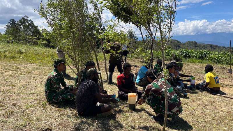 Satgas Pamtas Kewilayahan Yonif 645/GTY Bersama Masyarakat Eragayam Gelar Karya Bakti Bersihkan Lapangan Terbang