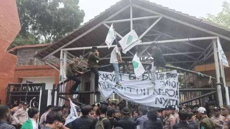 Demo di DPRD Banten, mahasiswa bentrok dengan aparat