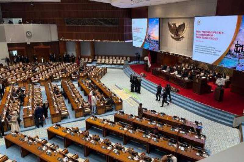 Tok! DPR sahkan RUU Perlindungan Ketenagakerjaan menjadi UU