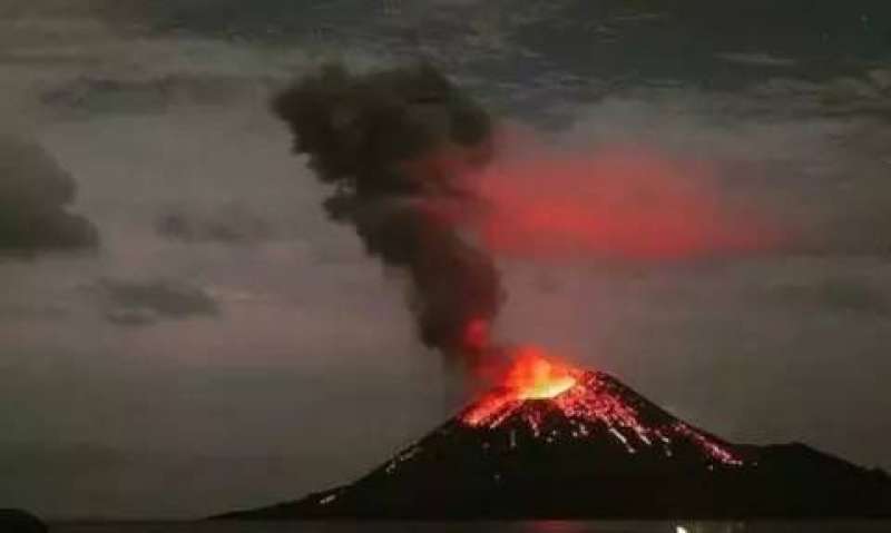 Anak Krakatau kembali erupsi, abu vulkanik capai 2,7 Kilometer