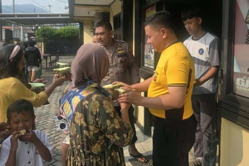 Polsek Cigudeg, Jumat Berkah, Bagikan Bubur kacang ijo, Roti dan Telur