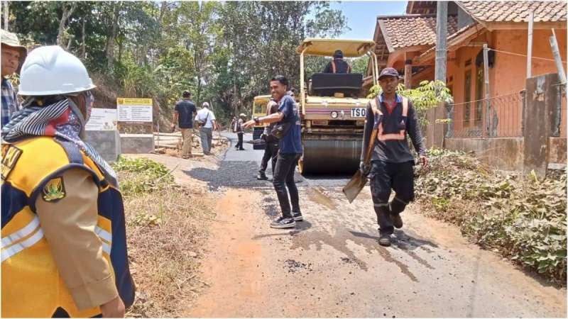 Progres Rekonstruksi Jalan Cipamingkis–Cikarang Capai 95 Persen, Dinas PU Sukabumi Lakukan Monitoring Lapangan