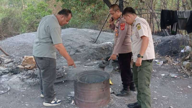 Polsek Rumpin Tindak Lanjuti Aduan 110 Terkait Pembakaran Bungkus Permen dan Obat untuk Mengambil Aluminium Foil