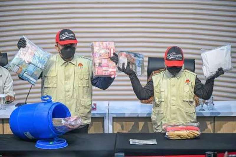 OTT Bupati Klaten, KPK temukan tong biru berisi Rp 934 Juta di rumah adik bupati