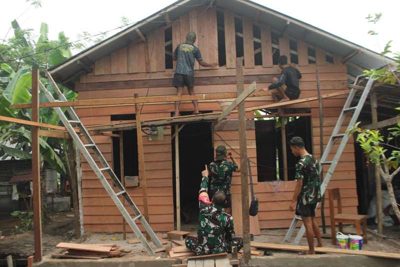 Warga Antusias Bergotong Royong Bantu Rehab Rumah Tidak Layak Huni (RTLH) dalam Program TMMD