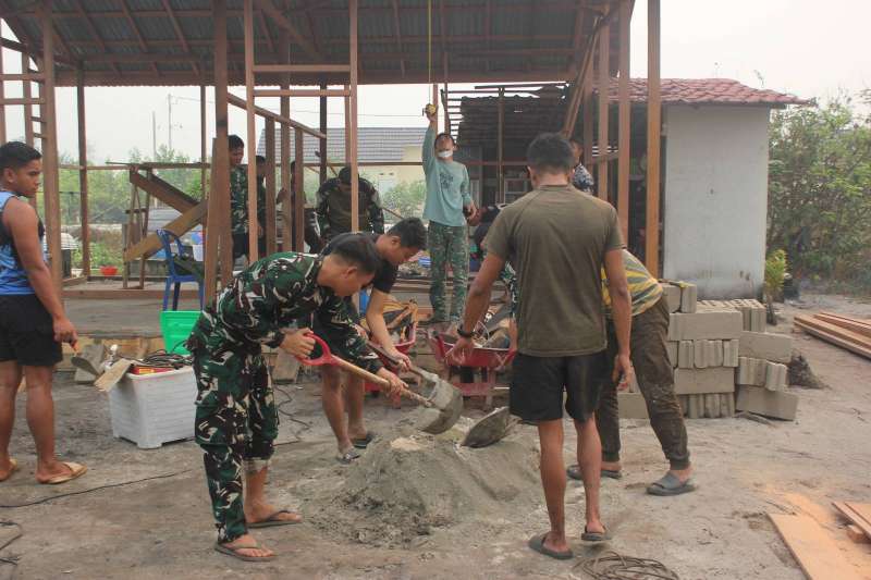 Pengecoran RTLH, Satgas TMMD Bersama Warga Terus Percepat Pembangunan Rumah