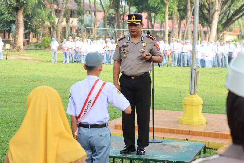 Bertindak Selaku Pembina Upacara Kapolres Pasaman Barat Beri Arahan Pada Ratusan Murid SMA 1 Pasaman