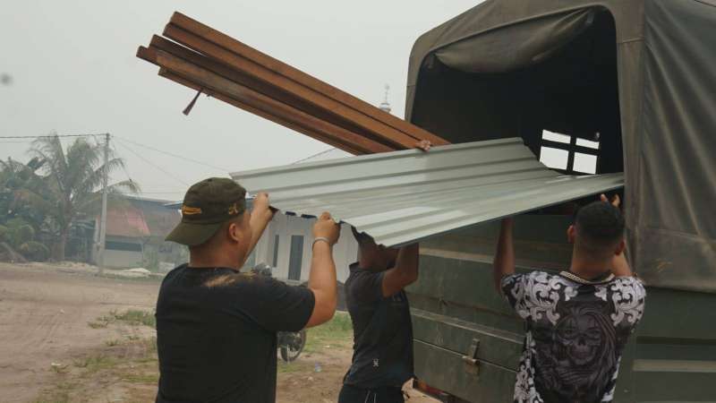 Bersama Warga, Anggota Satgas TMMD Bahu-Membahu Angkut Material RTLH