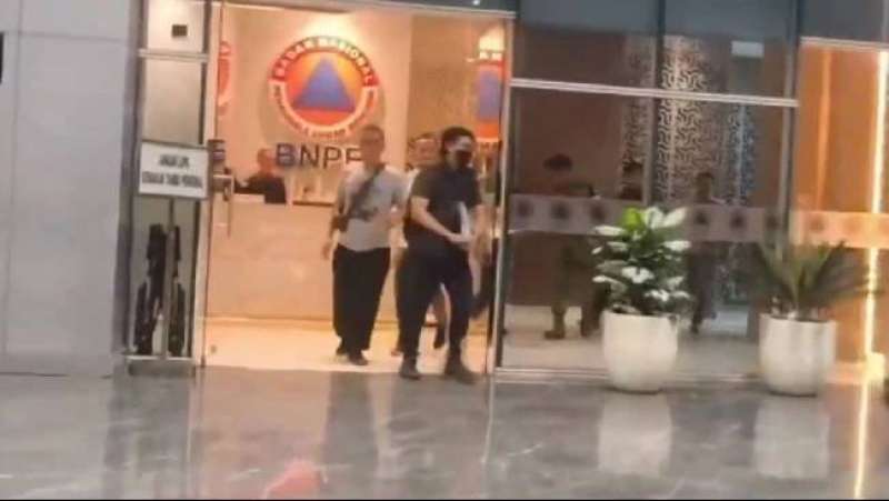 KPK sita uang, perhiasan dan 3 mobil usai geledah kantor BNPB