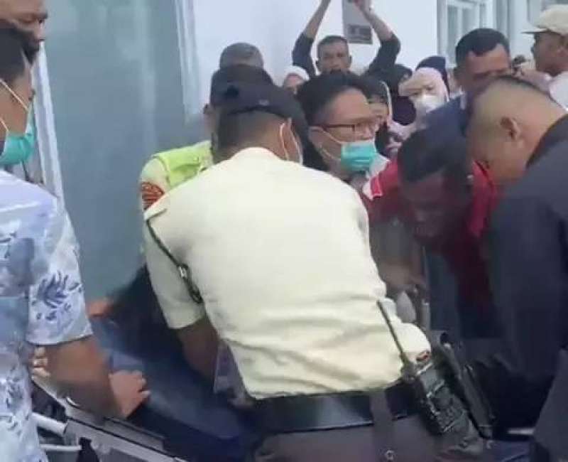 Keracunan MBG, ratusan siswa dan guru SMP 2 Cisarua Bogor dibawa ke RS 