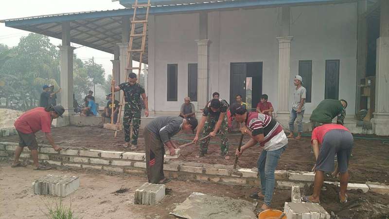 Tingkatkan Kenyamanan Warga Beribadah, Satgas TMMD Bantu Pembangunan Teras Mushola