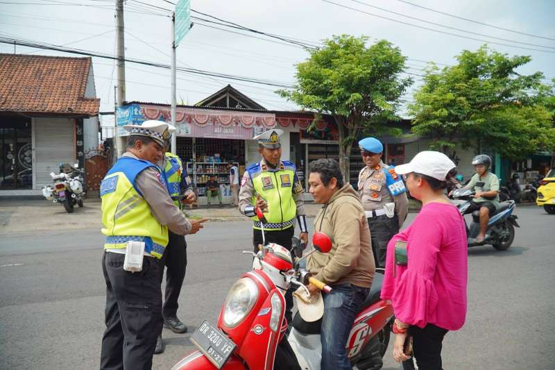 Operasi Patuh Agung 2026, Polres Klungkung Edukasi Pengendara di Simpang Empat Bubun