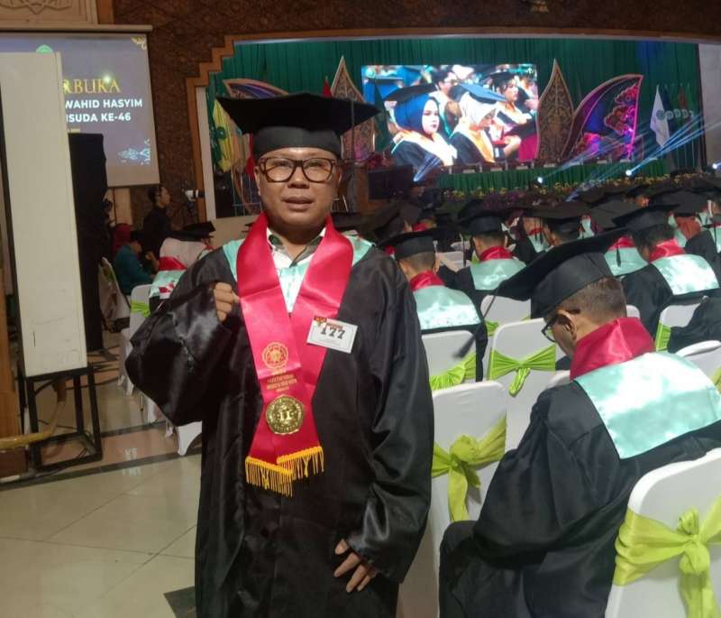 Wisuda di Usia 50 Tahun, Pria Asal Riau Raih Gelar Ketiganya di Unwahas Semarang