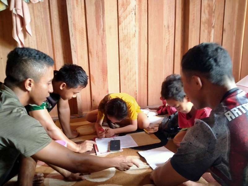 Wujud Kepedulian TNI, Satgas TMMD Kodim 1016/Plk Bantu Anak Belajar di Sela Perehaban RTLH