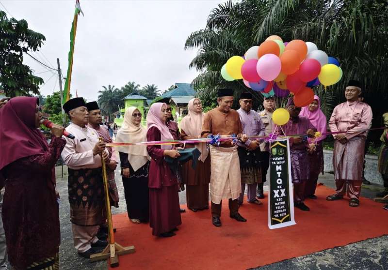 Camat Dayun Lepas Ribuan Peserta Pawai MTQ ke-XX di Teluk Merbau, Diikuti 11 Kampung