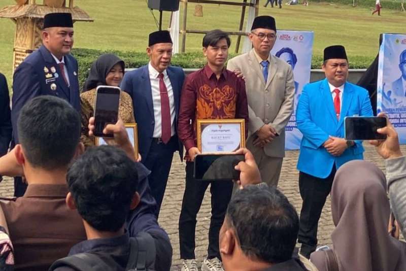 Penghargaan Pemuda Berprestasi 2026 Resmi Diserahkan Bupati Bogor Kepada Rocky Bayu Kamajaya