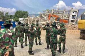 TNI Terus Bantu Pencarian Korban Gempa Palu