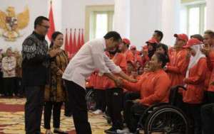 Serahkan Bonus ke Peraih Medali Asian Para Games, Presiden Jokowi: Negara Tidak Rugi