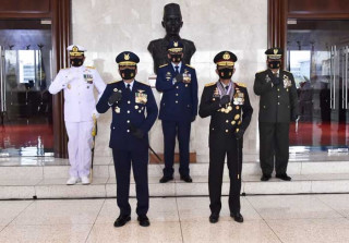 Panglima TNI Sematkan Tanda Kehormatan Bintang Angkatan Kelas Utama Kepada Kapolri