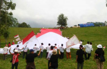 Dihadiri Bupati Serang, Solmet Bentangkan Bendera Merah Putih Sebesar 500 Meter Persegi