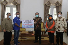 BPKP Provinsi Banten Serahkan Bantuan Untuk Korban Bencana Pergerseran Tanah