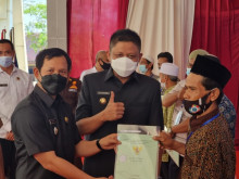 ATR BPN OKU Timur Bersama Bupati Serahkan 220 Sertifikat Tanah Kepada Masyarakat Tanjung Kukuh