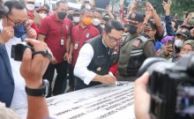 Wabup Sukabumi, H. Iyos Somantri, Hadiri Serah Terima Bansos dari Gubernur Jabar