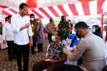 Presiden Jokowi Tinjau Vaksinasi bagi Lansia dan Anak-Anak di Kabupaten Bintan