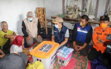 Sekda Kabupaten Sukabumi Serahkan Bantuan untuk Korban Kebakaran di Desa Mekartanjung