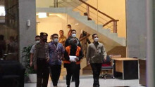 Bupati Bogor Ade Yasin Gunakan Rompi Oranye Usai Terjerat OTT KPK, Tangan Diborgol