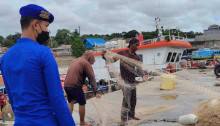 Sat Polair Polres Bangka Barat Tingkatkan Patroli Dan Pengawasan Di Pelabuhan Ikan Muntok