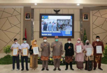 Bupati Sukabumi Berikan Penghargaan Kepada Hafidz Qur`an Usai Upacara Hadiknas 2022