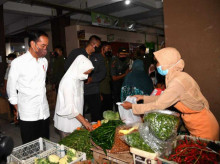 Presiden Jokowi Pantau Harga Minyak Goreng di Pasar Muntilan