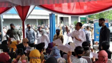 Kunjungi Pasar Gede Solo, Presiden Jokowi Bagi-bagi Bantuan